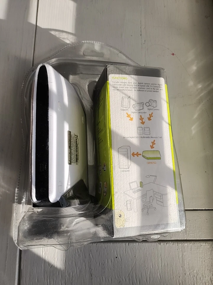 IOGEAR USB 2.0 Hi-Speed Card Reader Model-GFR901SD SD/MMC New - Image 3 of 4