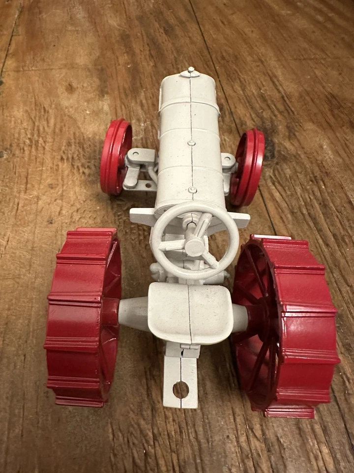 Tractor Fordson Modelo F 1/16 con ruedas de acero Foto 3 de 4