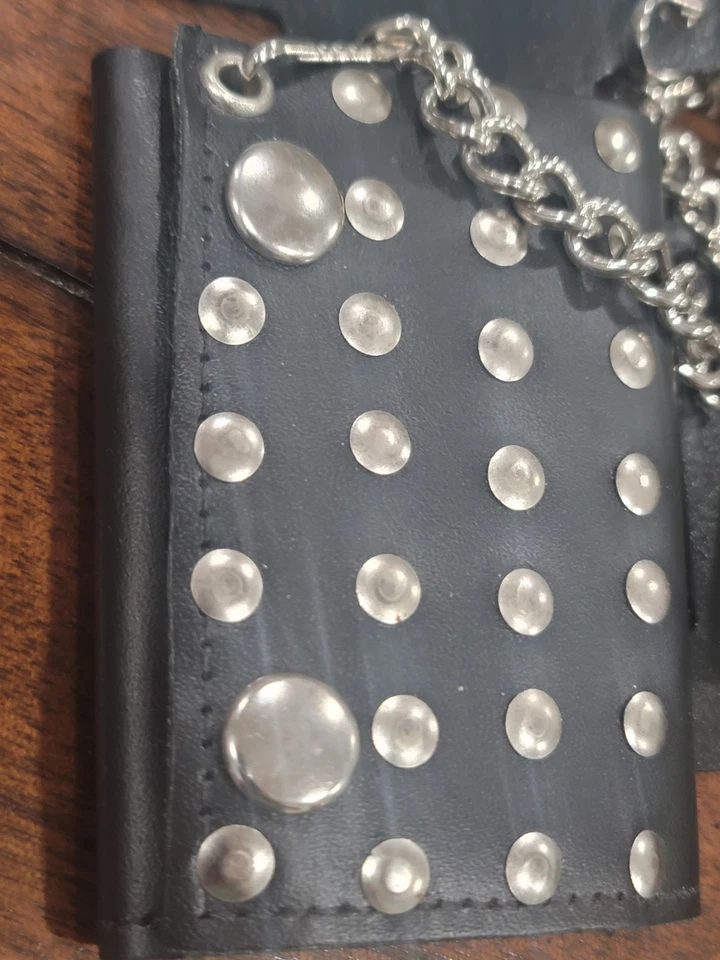 Cartera con cadena CUERO CALIENTE 4 pulgadas cuero triple pliegue “STUDDED” Hecha en EE. UU. Foto 4 de 4