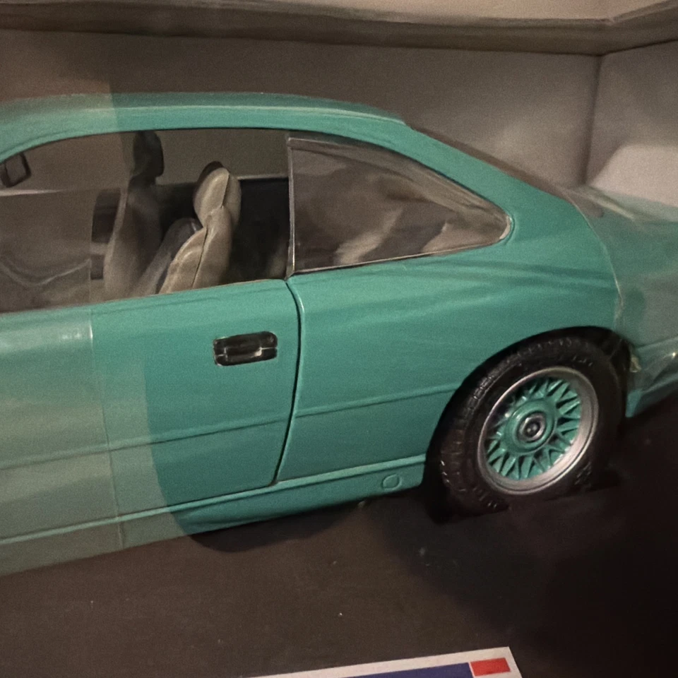 REVELL BMW 850 Ci Coupe 1/18 #08923 Beautiful Color - Image 3 of 4