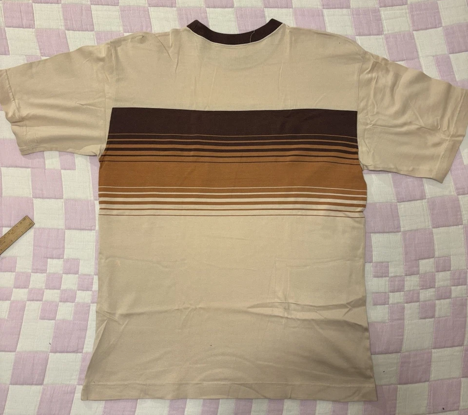 Camiseta Vintage Hang Ten Pocket Tamanho Grande Marrom/Laranja/Castanho - Imagem 3 de 4