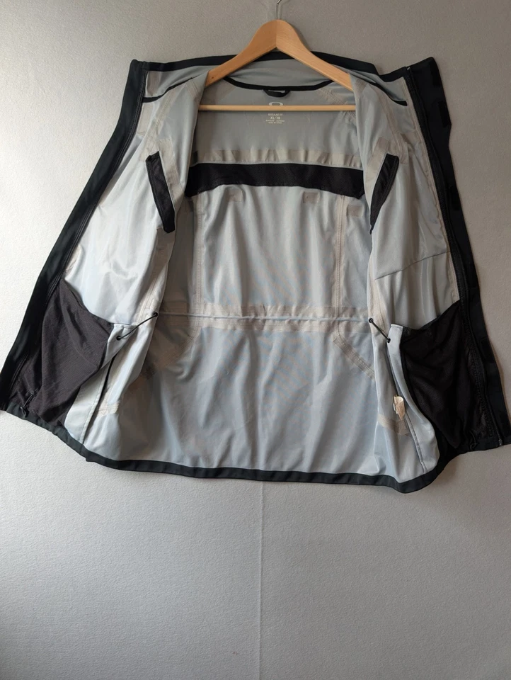 Oakley Defend Rain Jacket Coat Jet Black Size XL - Image 3 of 4