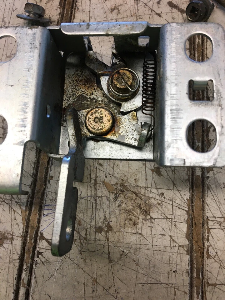 Pestillo de escotilla trasero Datsun 200SX 80 hatchback con herrajes Foto 4 de 4