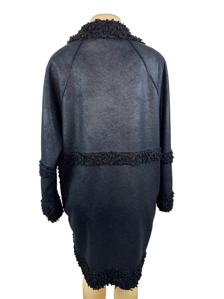 Abrigo para mujer Adolfo Dominguez negro imitación piel de oveja con botones delanteros Foto 3 de 4