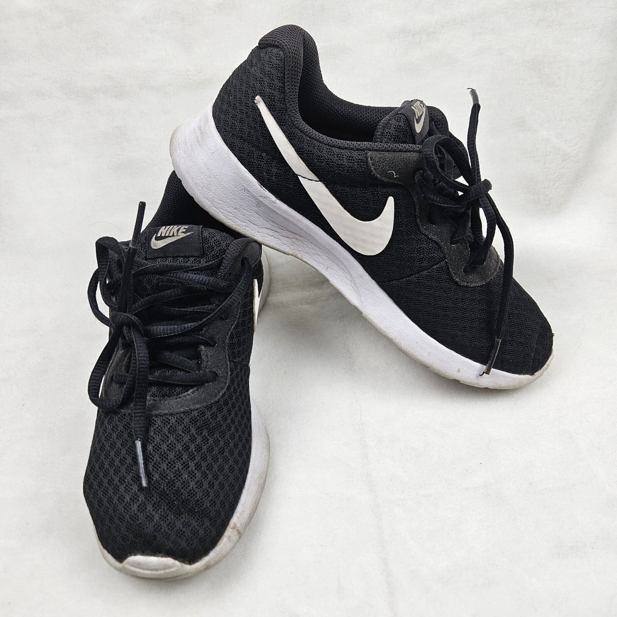 nike tanjun black white womens