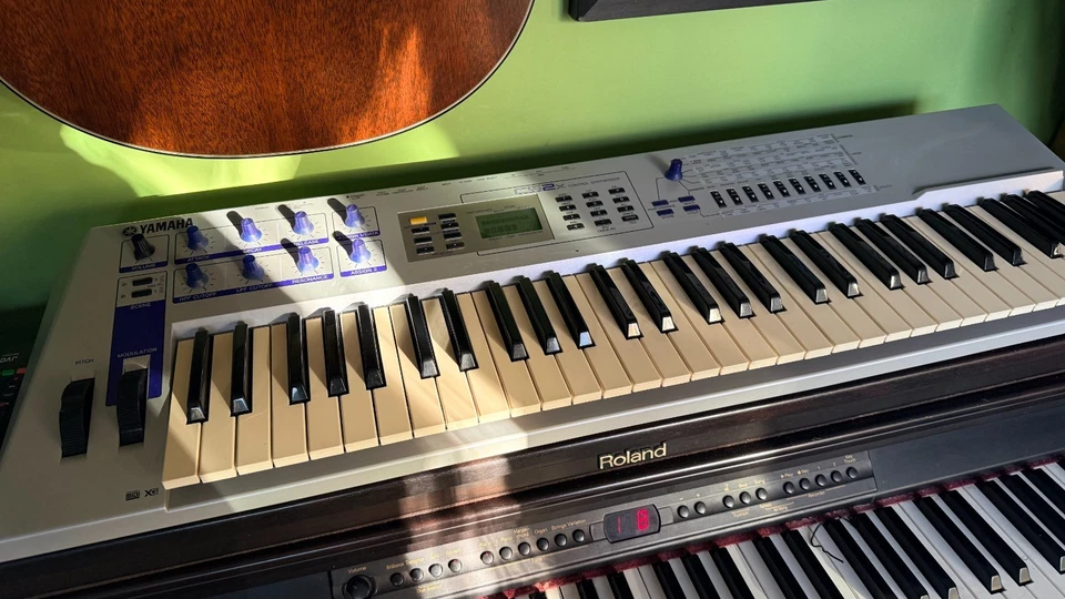 Yamaha CS2X Polyphonic Digital Keyboard Synthesiser Synth - Image 3 of 4