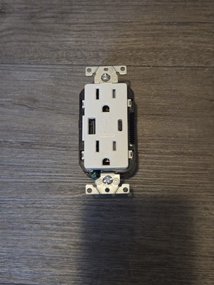 Decora White 15 Amp Tamper Resistant Duplex Outlet with USB Charger Type A/C 3.6