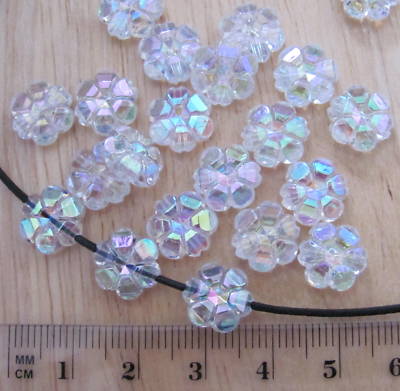 50 klare transparente Blume Gänseblümchen 10mm facettiert AB irisierend Kunststoff Perlen flach