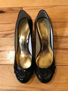 michael kors round toe pump