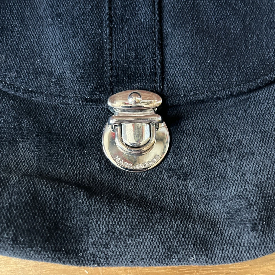 Mini bolso/clutch de terciopelo Marc Jacobs. Bolso pequeño negro fabricado en material terciopelo. Foto 3 de 4