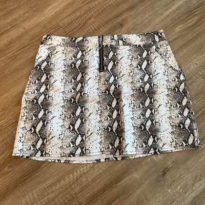 Rue 21 Women's Black White Mini Skirt Size XL Snake Print Pattern NWT