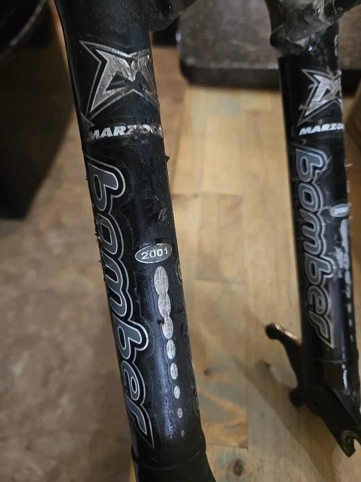 Horquilla de suspensión Marzocchi Bomber Z.2 2001 26 pulgadas con puente de magnesio Foto 2 de 4