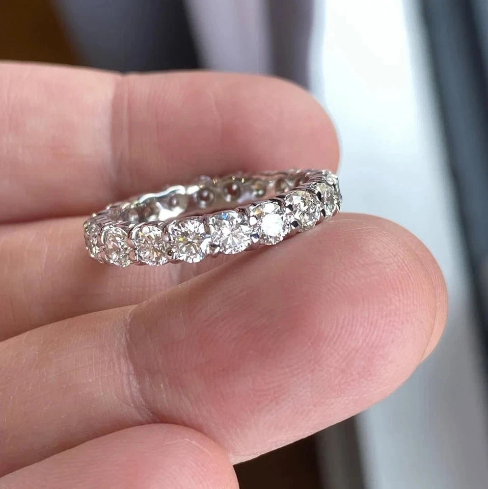 Alianza de boda de eternidad de diamantes naturales de corte redondo de 3,15 quilates de oro blanco de 14 quilates talla 6 7 8 Foto 3 de 4