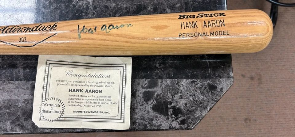 Bate de béisbol Adirondack firmado por Hank Aaron automático montado recuerdos certificado de autenticidad fechado Foto 3 de 4