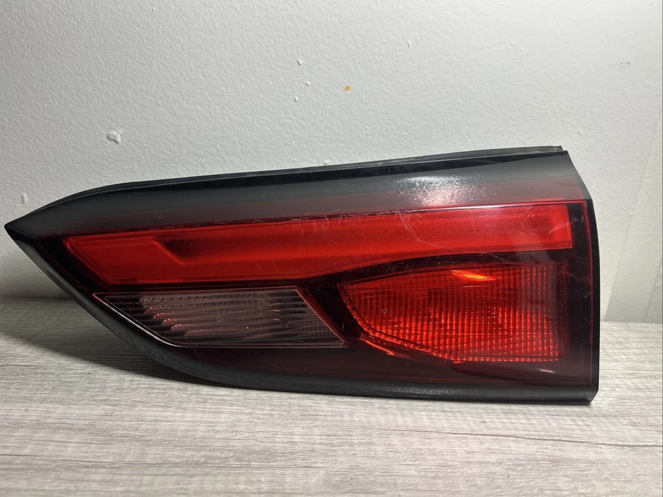 GMC Terrain 2018-2021 luz trasera interior derecha OEM Foto 4 de 4