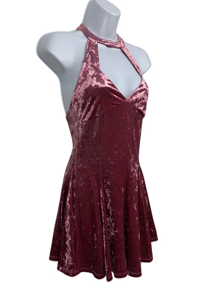 Mameluco cuello halter de terciopelo triturado rosa talla XS Silence + Noise para mujer Foto 2 de 4