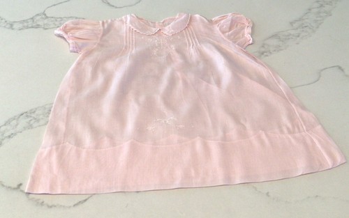 Abito bambino vintage anni '50 fatto a mano in cotone rosa con spilla e ricamo