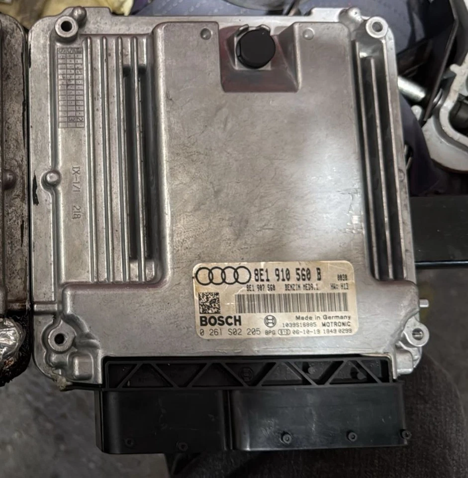 AUDI RS4 B7 ECU 8E1910560B - Image 3 of 3