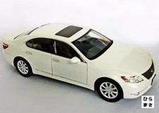 1/18 Lexus LS 460 Crystal White Diecast Car