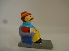 Figurka reklamowa lata 70. " Stary mężczyzna w fotelu - rozmiar 40 mm