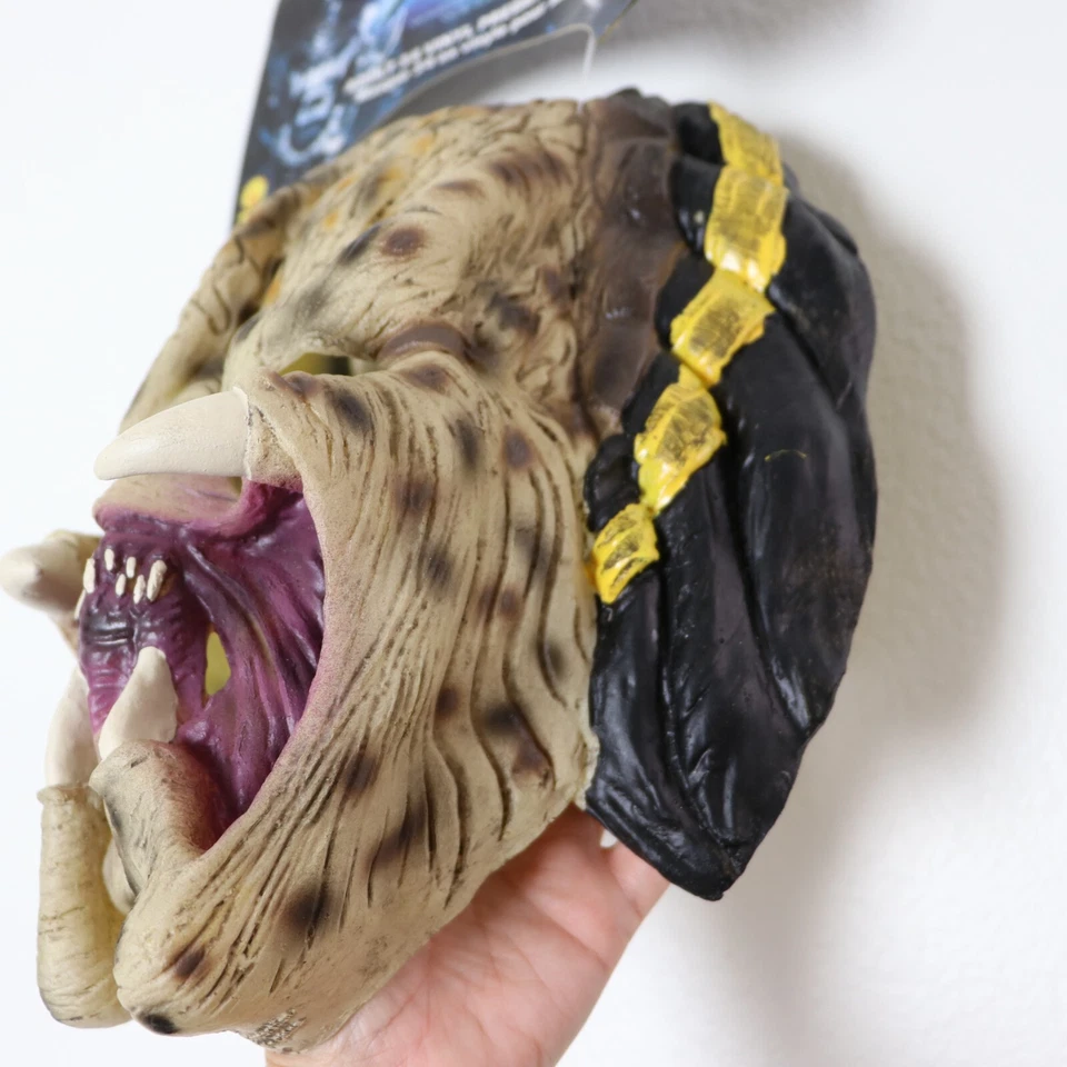 Aliens vs Predator 2004 20th Century Fox Adult 3/4 Vinyl Predator Mask Halloween - Image 3 of 4