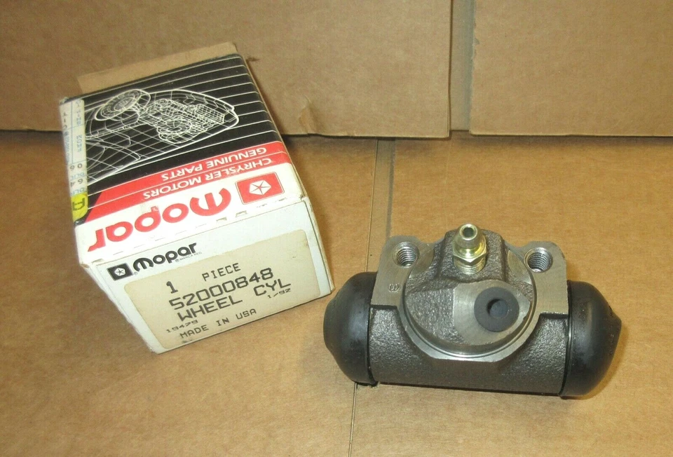 Cilindro rueda trasera derecha Mopar 52000848 1978-2001 Jeep CJ, Wrangler, Cherokee Foto 2 de 3