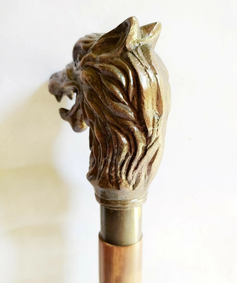 Bastón de madera marrón con incrustación de mango de cabeza de rey león de diseñador de latón Foto 3 de 4