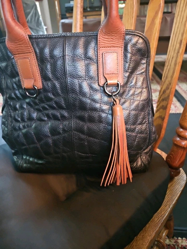 Bolsa satchel grande vintage BCBG Maxazria acolchoada seixo couro preto e marrom  - Imagem 4 de 4