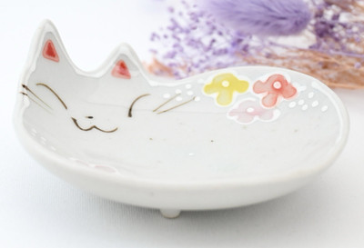 Japanischer handgefertigter kleiner Teller Katzenform weiß Icchin Blume Seto ...
