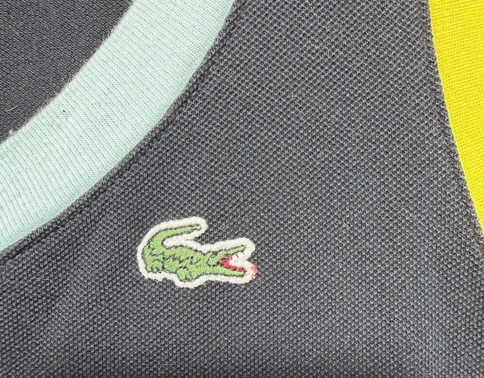 Vestido deportivo tejido Lacoste sin mangas estilo tanque negro pastel ribete en contraste tenis Foto 3 de 4