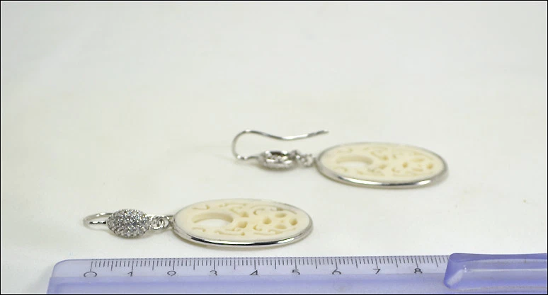 ORECCHINI IN ARGENTO 925 CON ZIRCONI BIANCHI E PENDENTI INCISI IN OSSO AGHT 0392 - Immagine 3 di 3