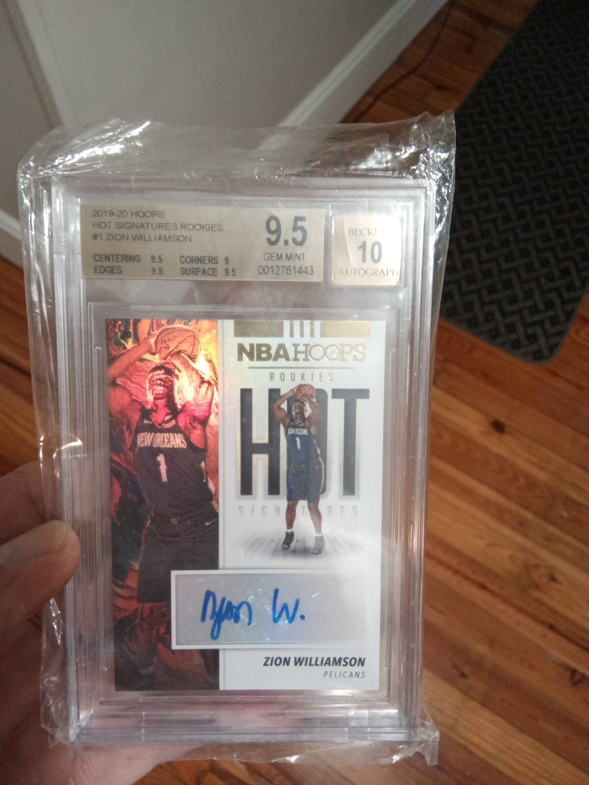 Zion Williamson 2019 Hoops Hot Signatures Rookies - Auto Rookie Card. BGS 9.5