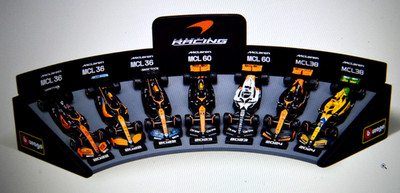 NEU! Bburago 1/43 McLaren F1 7 Car & Display Deluxe Gift Set Diecast.
