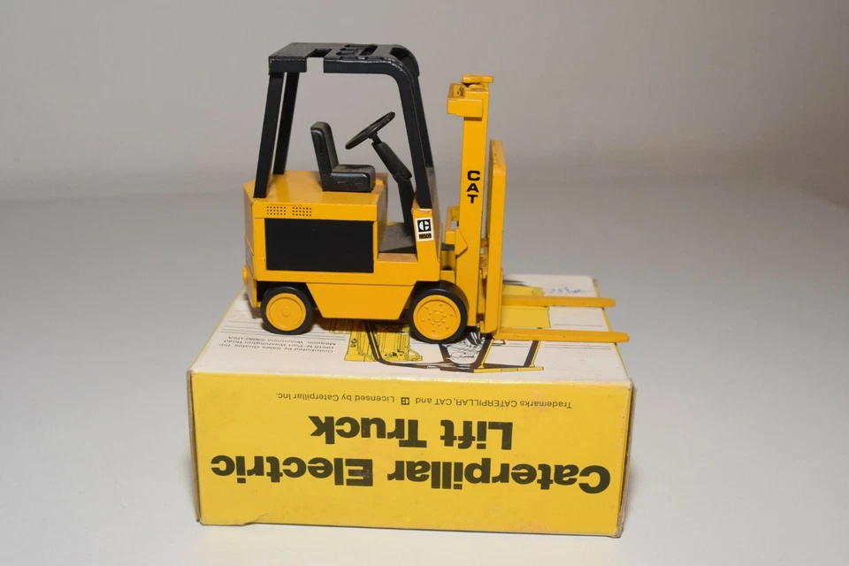 A31 1:25 NZG N.Z.G. CARRELLO ELEVATORE ELETTRICO 225 CATERPILLAR GIALLO NUOVO... - Immagine 4 di 4