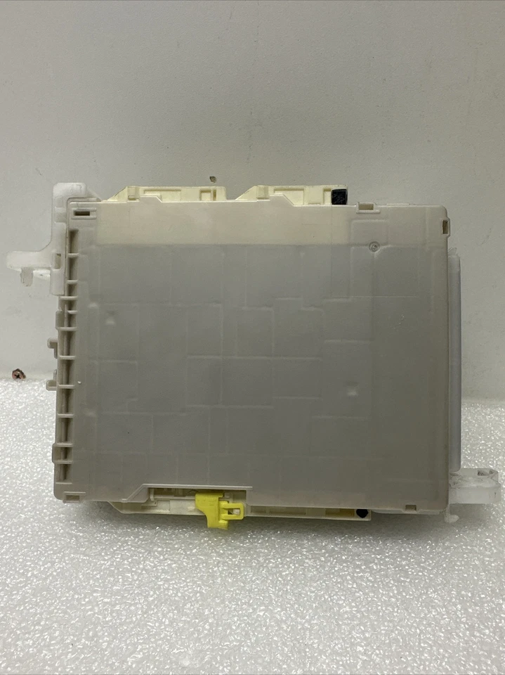 Toyota Prius C 2016-2018 relé de conexión red caja de fusibles OEM 82730-52P61 Foto 4 de 4