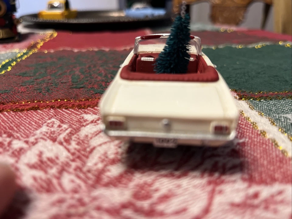 Hallmark 1992 adorno con Ford Mustang 1966 convertible con árbol de Navidad Foto 4 de 4