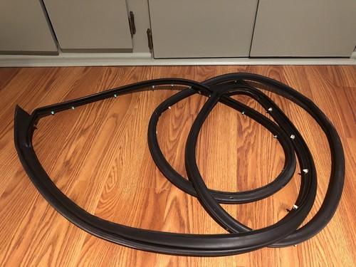 2015-2020 Tahoe Yukon Front Door Weather Strip GM 23277123 - Picture 2 of 3