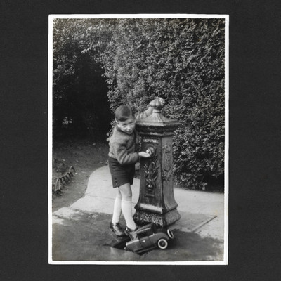Junge Auto Spielzeug Inszenierung Trinkwasser Stadt - Vintage Foto ca. 1930/50