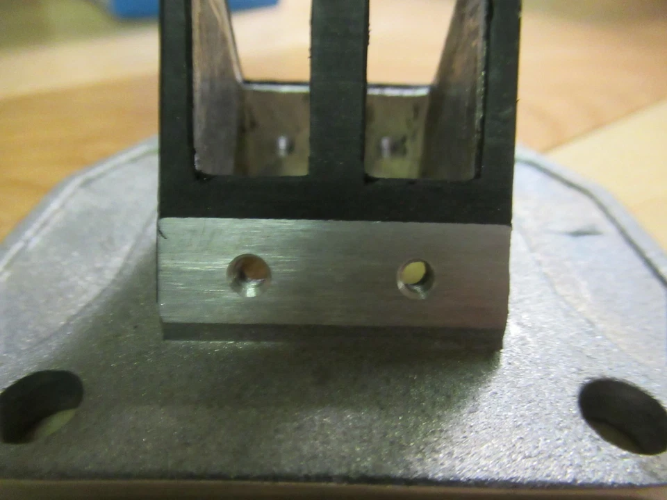 YAMAHA OEM - BLOQUE DE ASIENTO DE VÁLVULA DE CAÑA DE CARBURADOR - 1972 LT2 LT2M - 304-13611-00 Foto 4 de 4