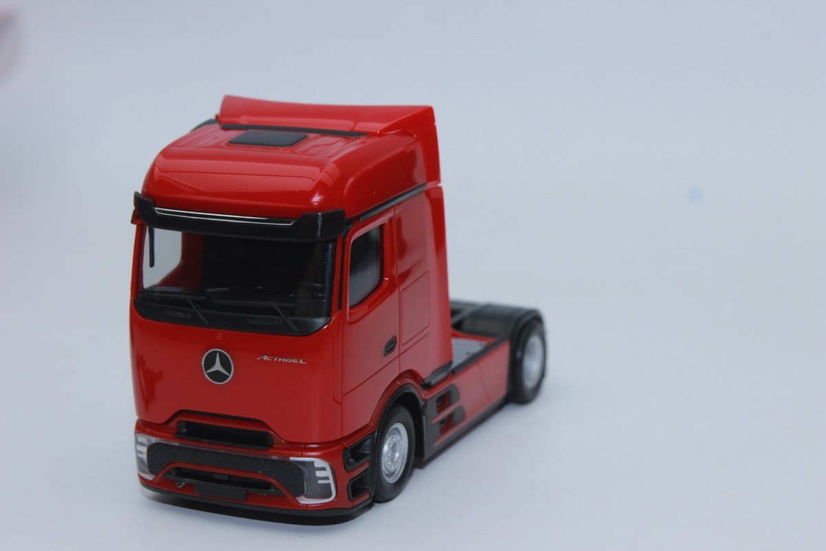 Herpa 320207 Mercedes-Benz Actros L Zugmaschine BigSpace 2achs rot