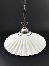 Lampadario sospensione ottone ceramica ondulata bianca con bordino blu 30 cm