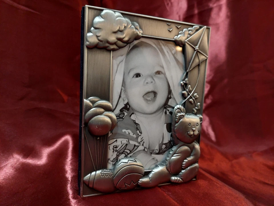 ÁLBUM DE FOTOS BEBÉ PELTRE TIENE CAPACIDAD PARA 80 4"X6" FOTOS INCLUYE ETIQUETAS - ESPEJO RETROVISOR Foto 3 de 4