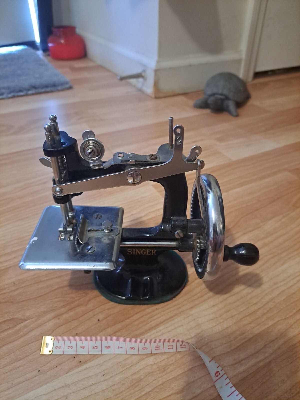 AUTHENTIC/ANTIQUE/VINTAGE CHILDS SINGER SEWING MACHINE. Original WORKS
