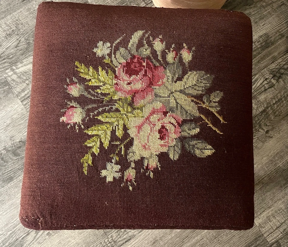 Taburete de pie antiguo período Eastlake tapiz de madera punta de aguja borgoña 20x20x15 Foto 3 de 4