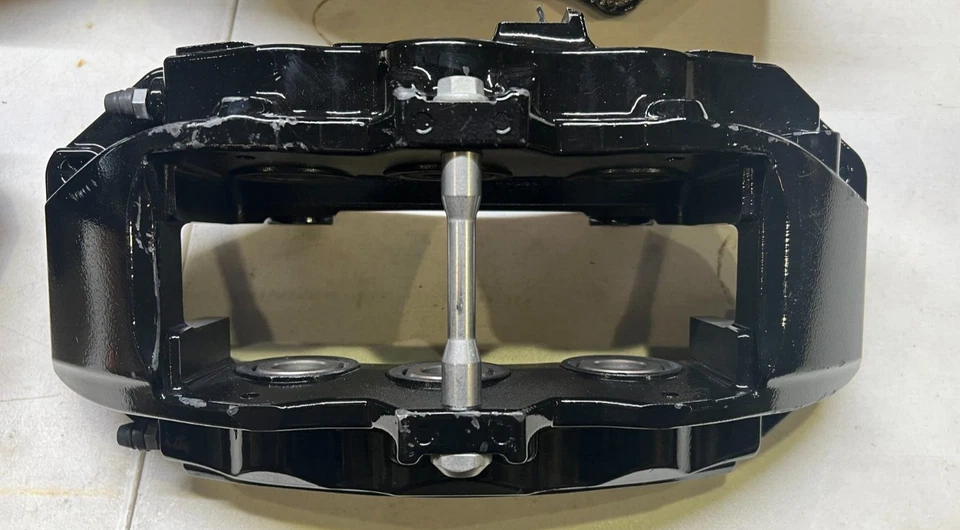 Pinza de freno delantera Ford Mustang GT PP 6 pistones Brembo - 1 delantera izquierda (2015-23) Foto 2 de 4