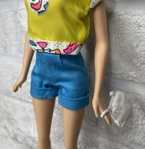Lotto vestiti clone, top, pantaloncini, sneakers stelle rosa, borsa, Barbie #500 - Foto 6 di 12
