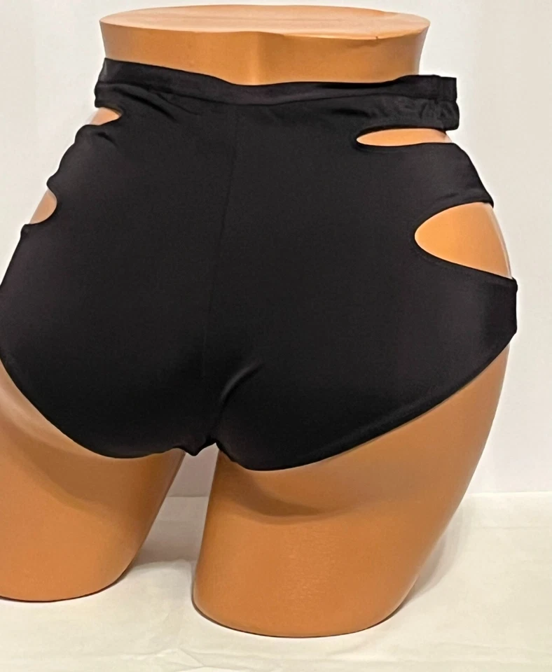 Bragas cortas de tiro alto negras medianas adornadas recortadas caderas Foto 4 de 4