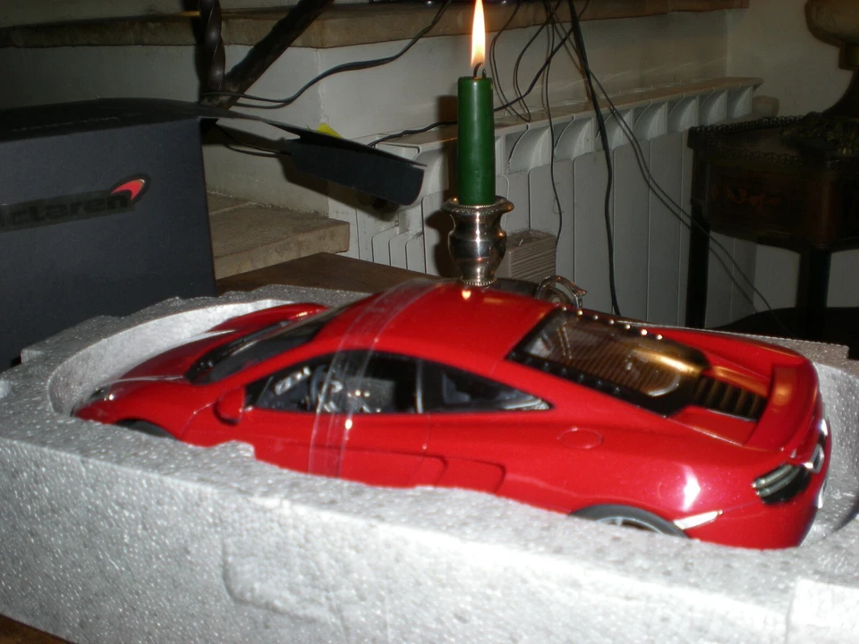 AUTOART 1.18 MaLaren 12C - Immagine 2 di 4