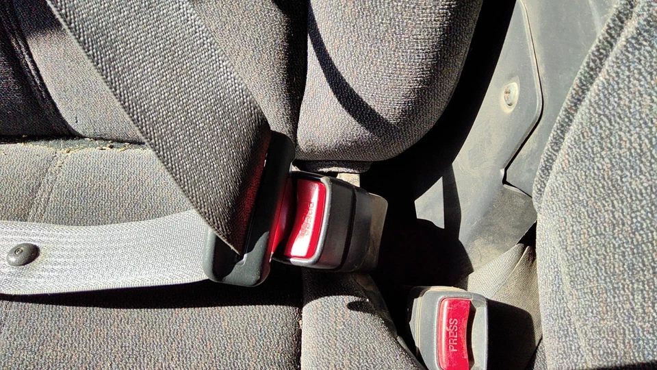 Sierra 2500 HD 2001 2002 pasajero derecho delantero cinturón de seguridad hebilla OEM grafito 12d Foto 4 de 4