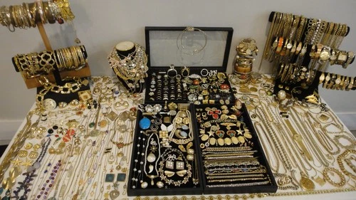 NICE High End Antique Estate Costume Jewelry Lot Vintage Gold Plate Signed 438Pc